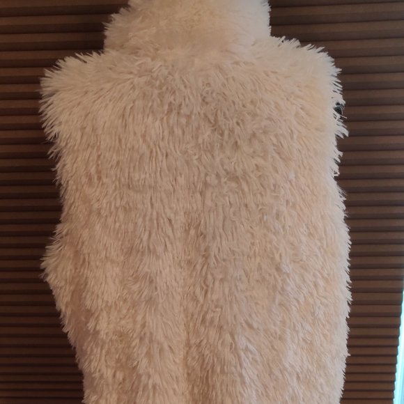 Xhilaration White Shaggy Vest, Size Med. Excellent condition. Like New. - Picture 2 of 5